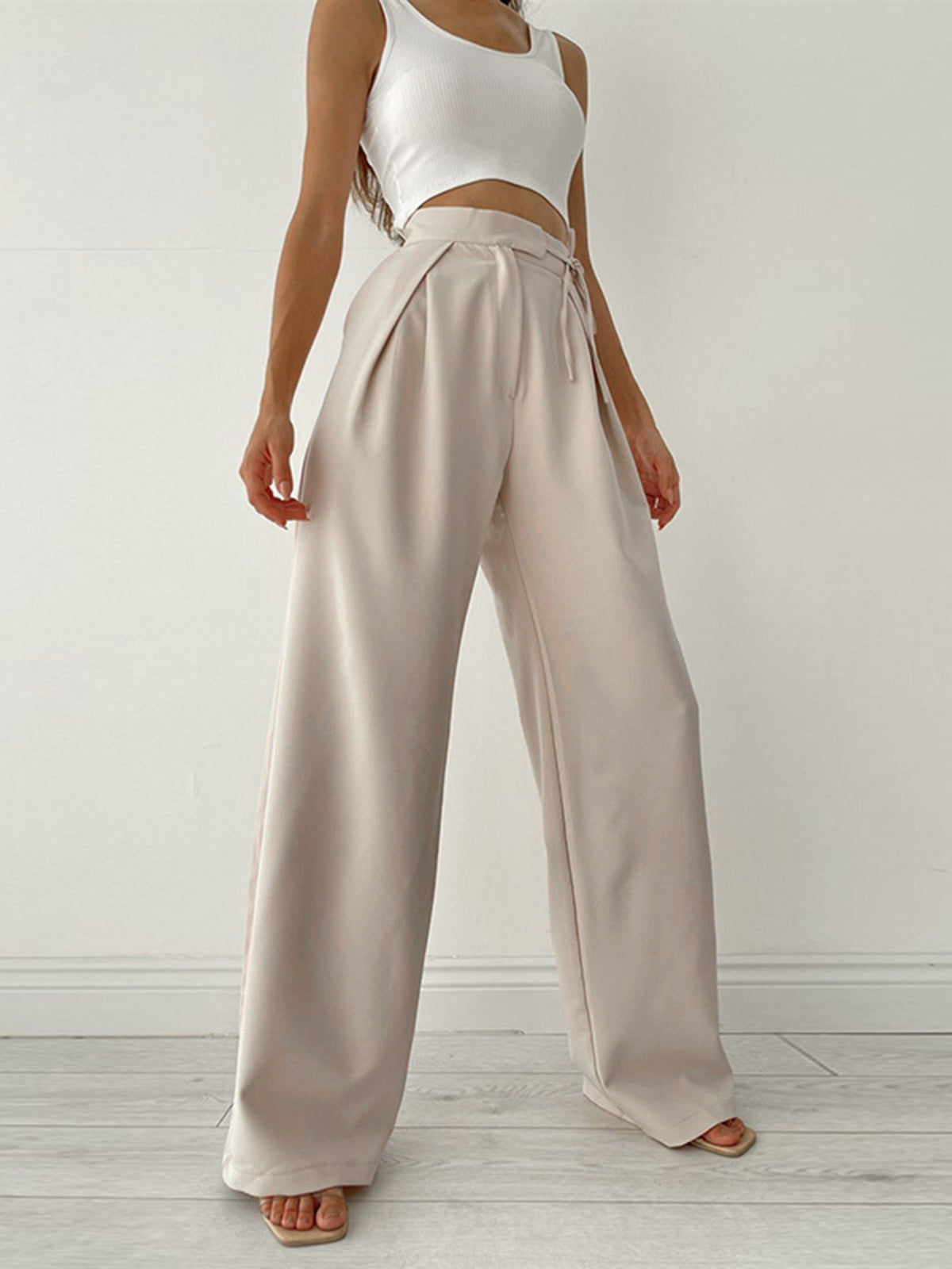 Pantalon met hoge taille lichtgrijs met riempje front view