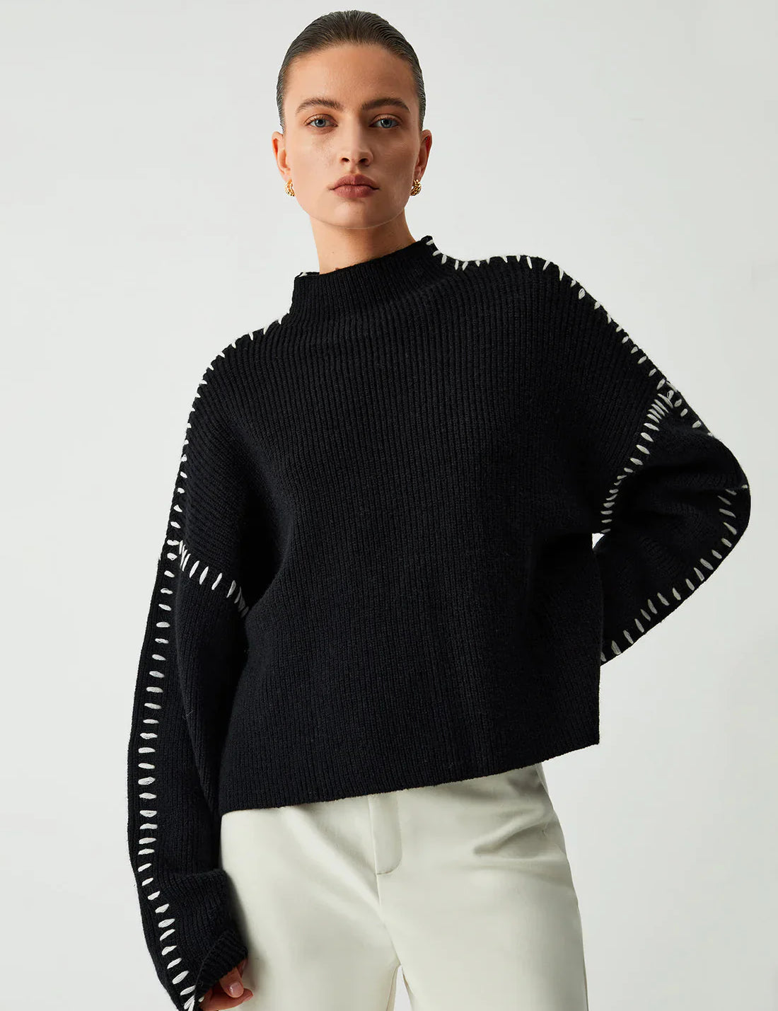 Trui zwart met witte stippen op mouwen front view