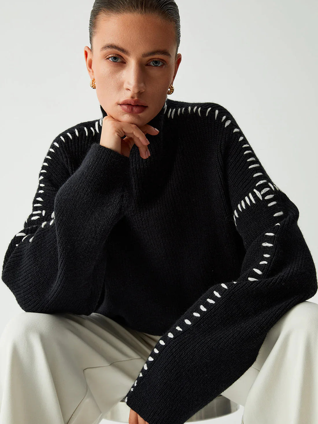 Wintertrui zwart met witte strepen op mouwen front view