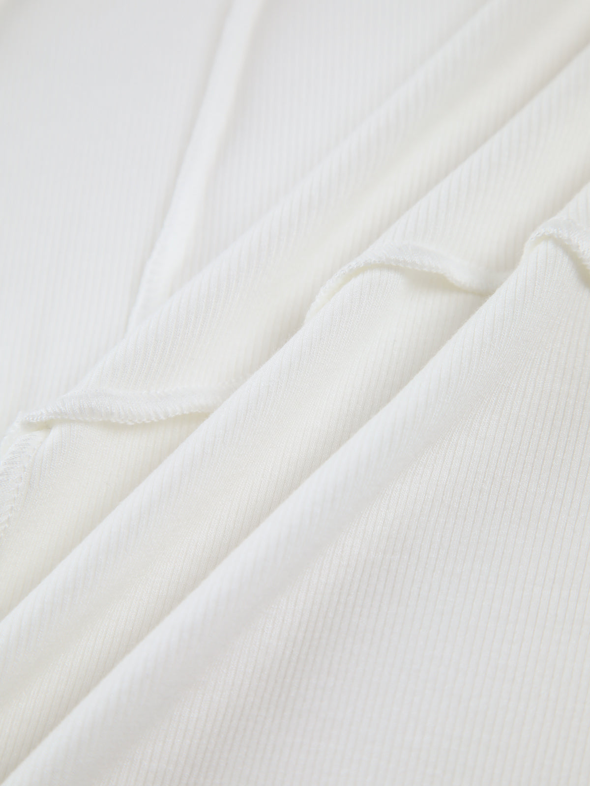 Trui witte ribstructuur detailopname