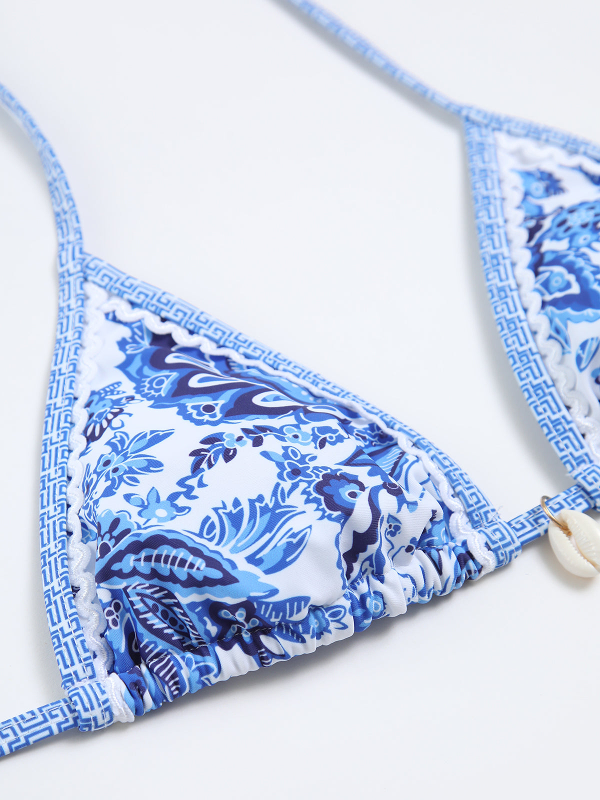 Bikini top blauw print met schelp detail close-up