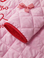 Lichtroze jas met ruitpatroon, rode strik en borduurwerk detail