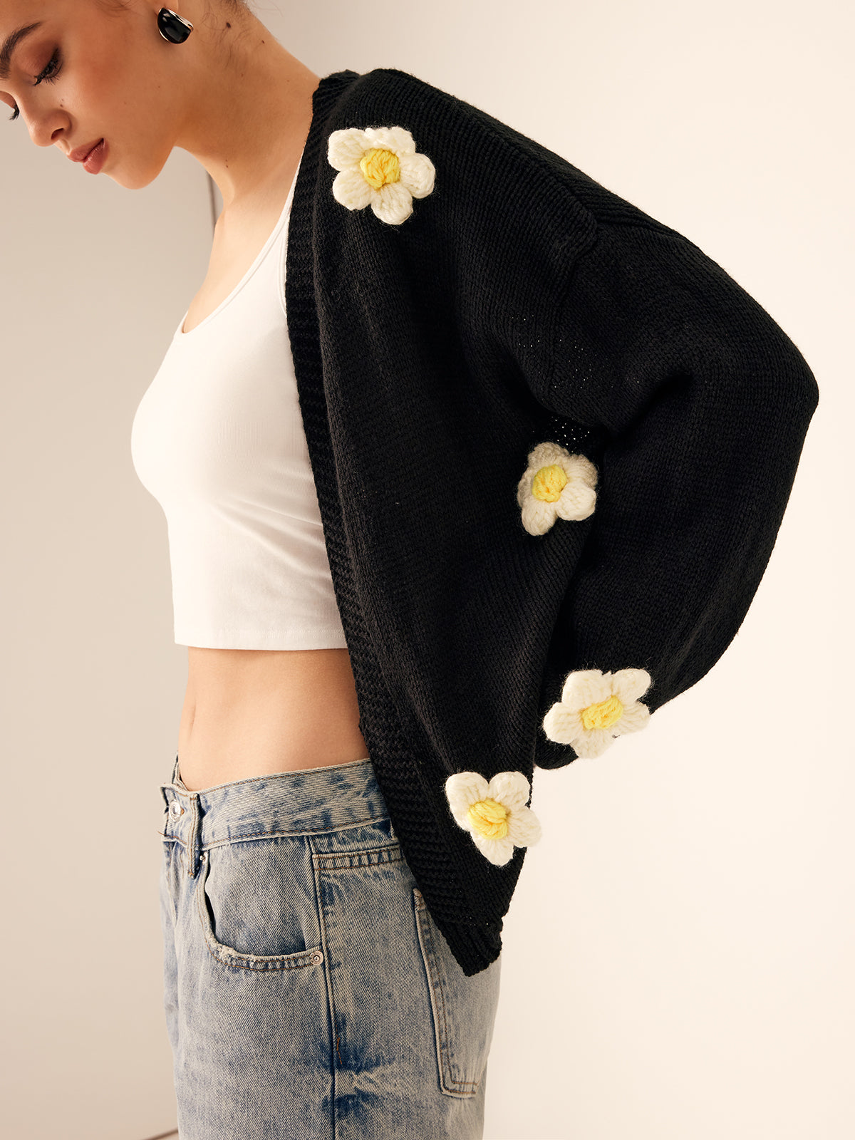Trui zwart met 3D geborduurde bloemen detail shot