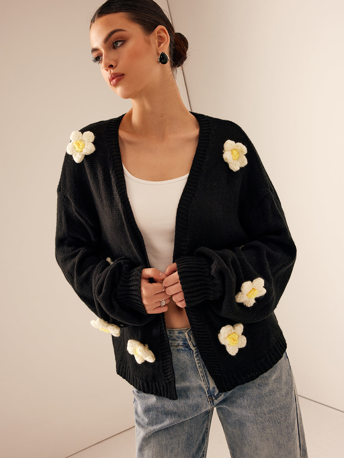 Open trui zwart met 3D bloemen details vooraanzicht