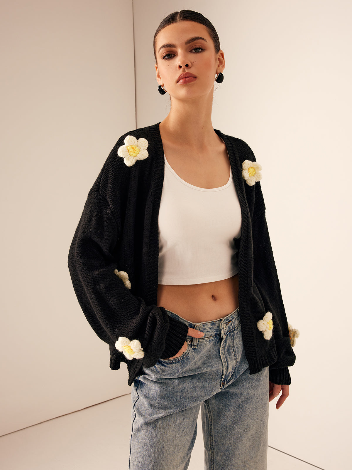 Dames trui zwart met 3D bloemen detail open voorzijde