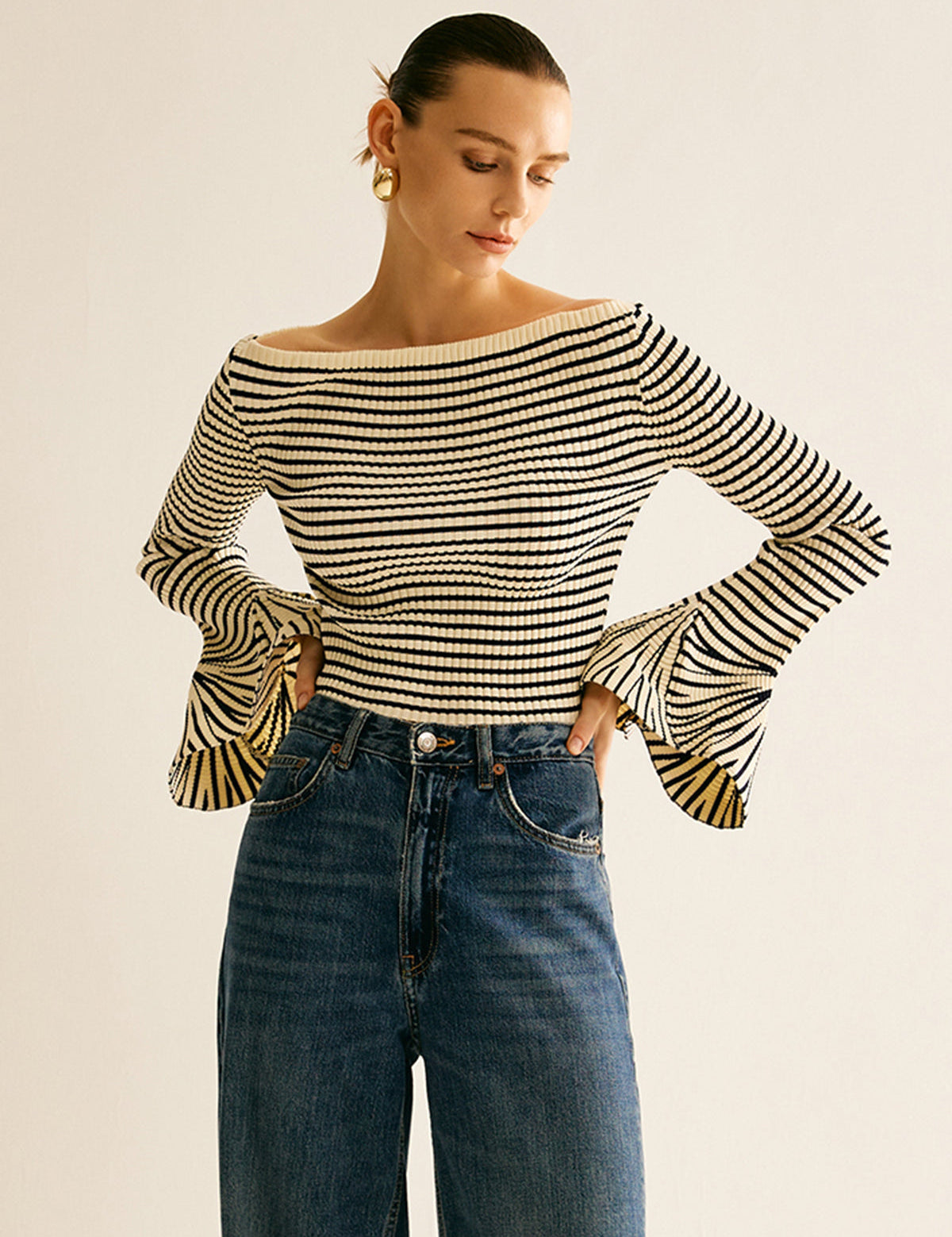 Trui gestreept zwart-wit met ruches mouwen front view