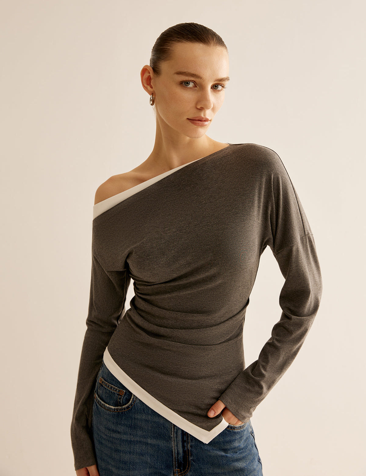 Dames trui asymmetrisch design met contrastband grijs en wit front view