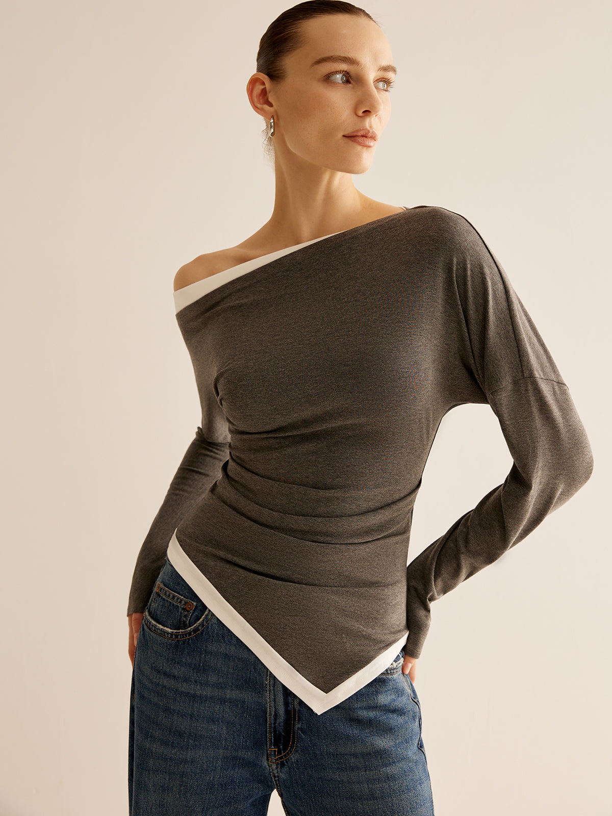 Dames trui asymmetrisch design met contrastband, donkergrijs en wit, front view