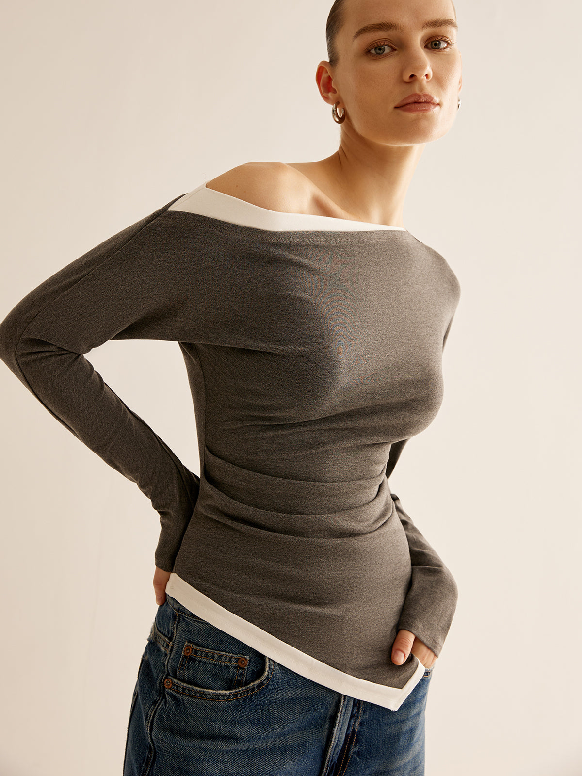 Dames trui asymmetrisch slim fit grijs met contrast wit zijkant