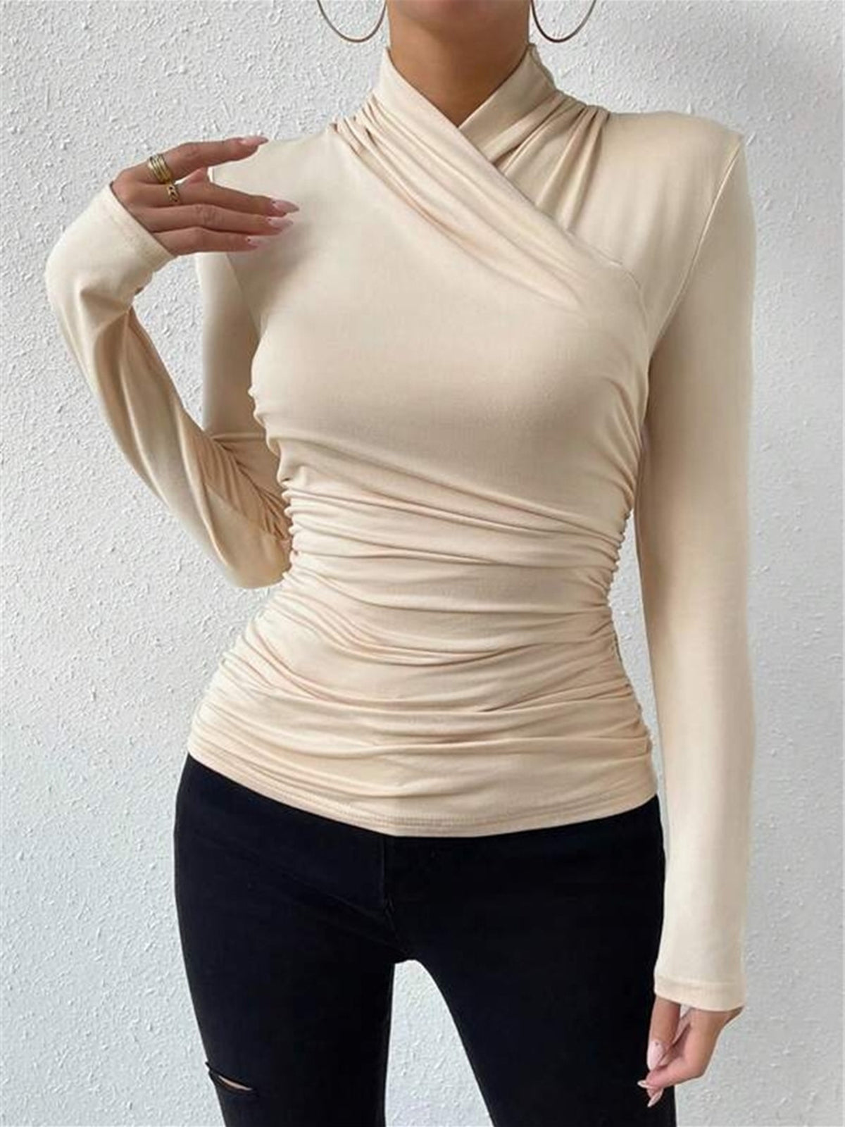 Slimfit trui beige met kruisover kraag en ruchedetail front view