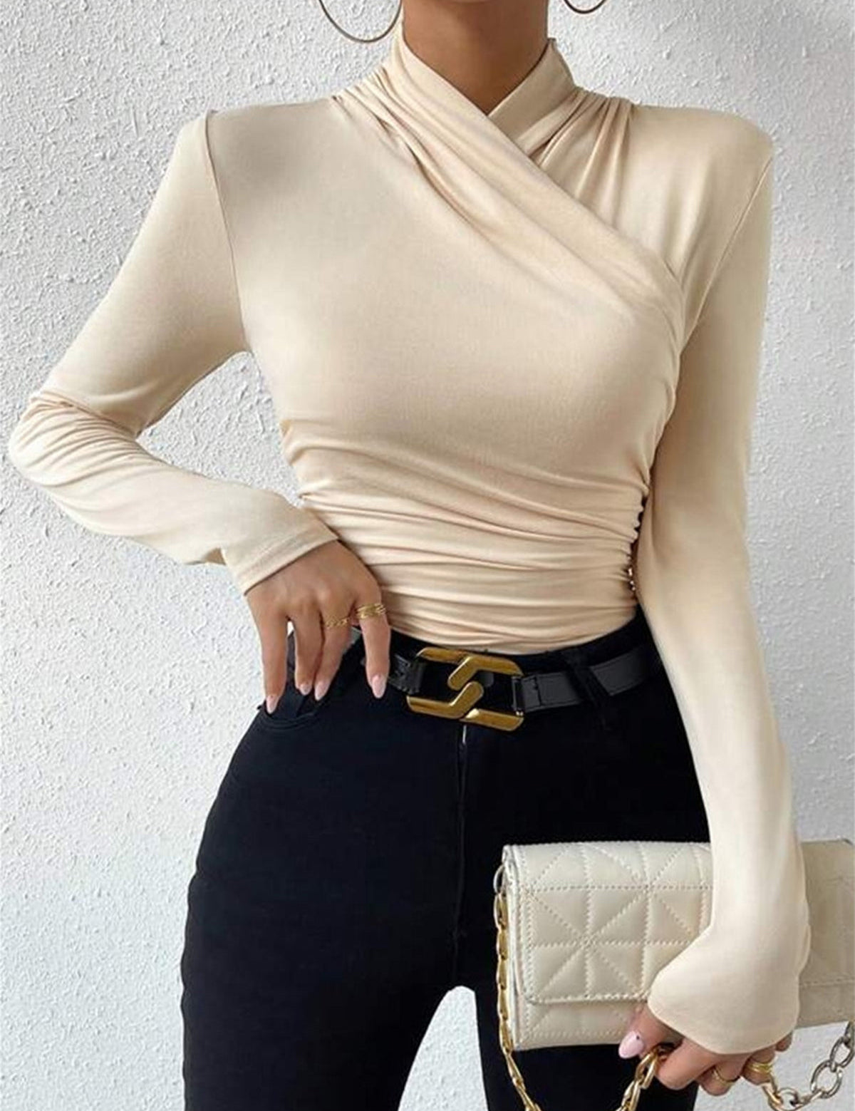 Slimfit trui met kruisover kraag in beige, front view