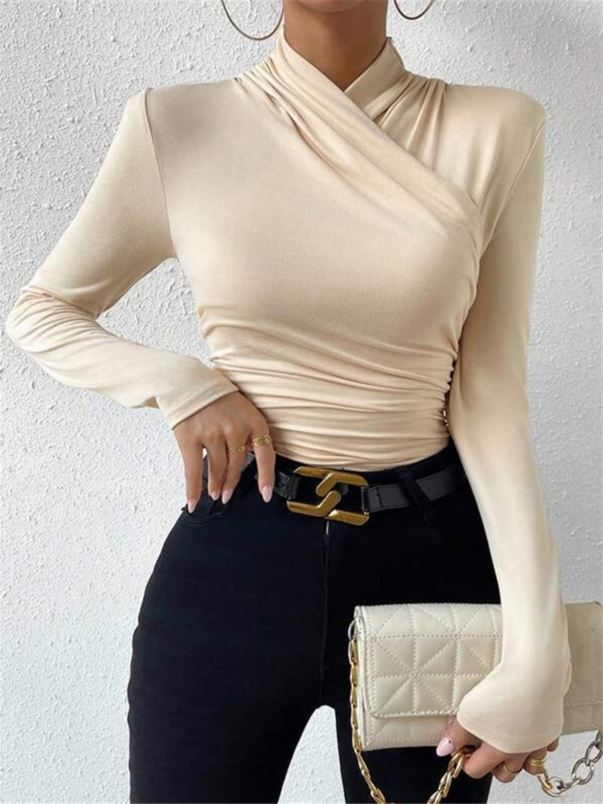 Slimfit trui met kruisover kraag in beige, front view