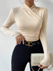 Slimfit trui met kruisover kraag in beige, front view