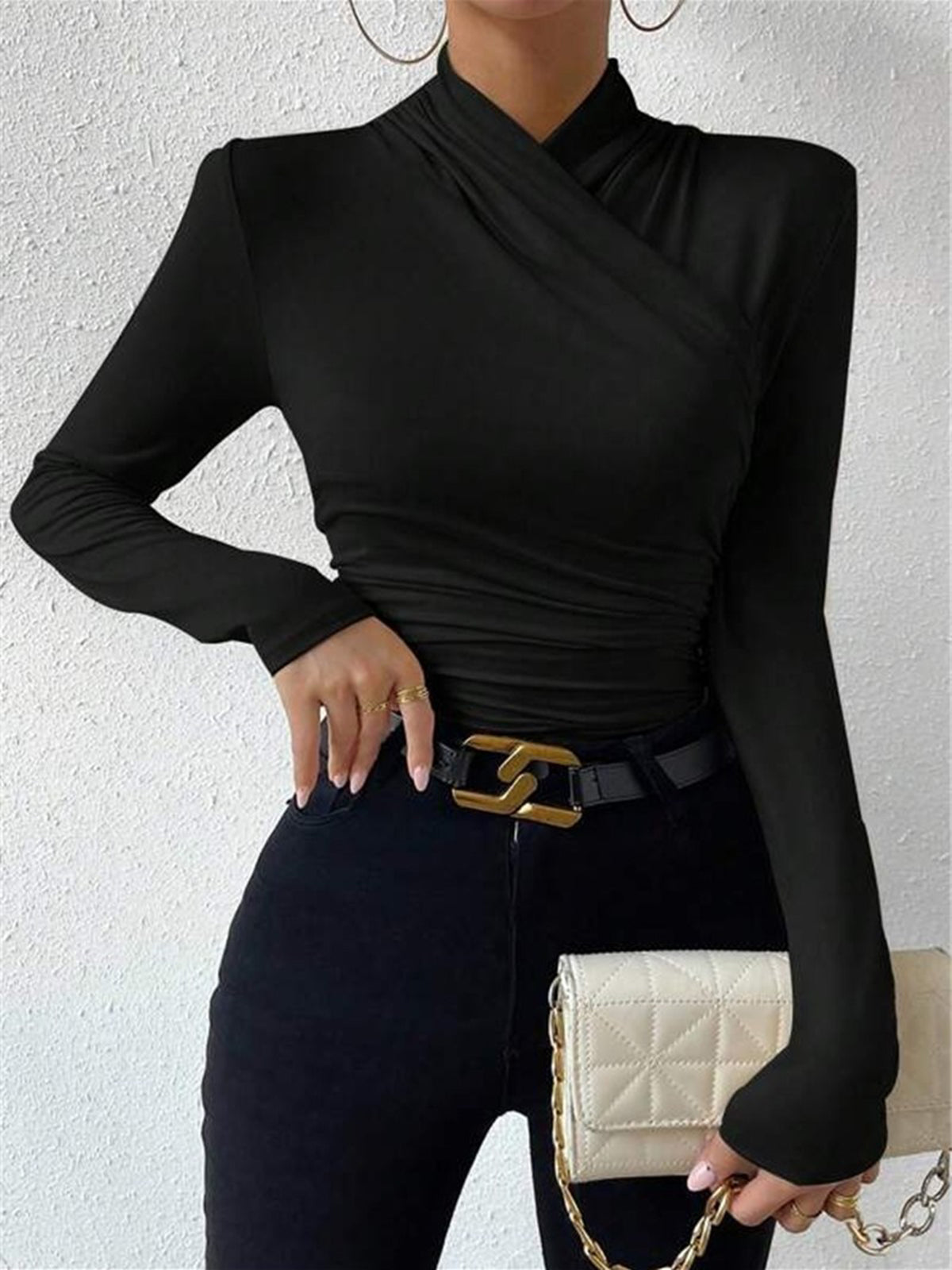Slimfit trui zwart met kruisover kraag front view