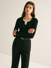 Trui zwart met witte details en riem close-up