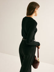 Slim gebreide trui zwart met ronde hals en lange mouwen, zijprofiel