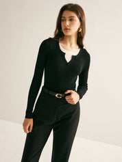 Dames trui zwart met witte details en riem, front view