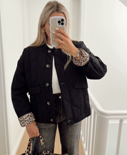 Jas zwart luipaardprint details vooraanzicht