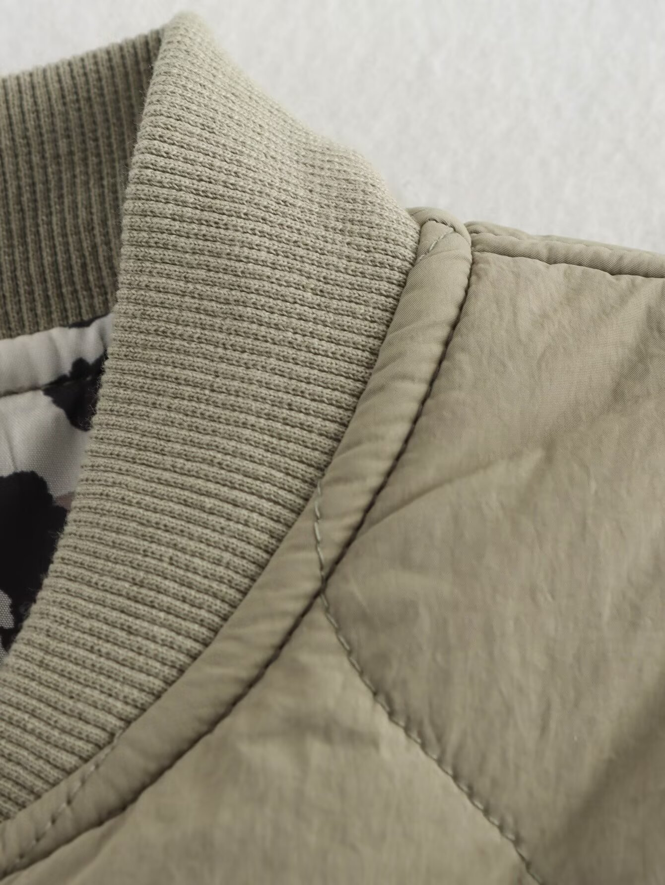 Jas met luipaardprint en textieldetail close-up