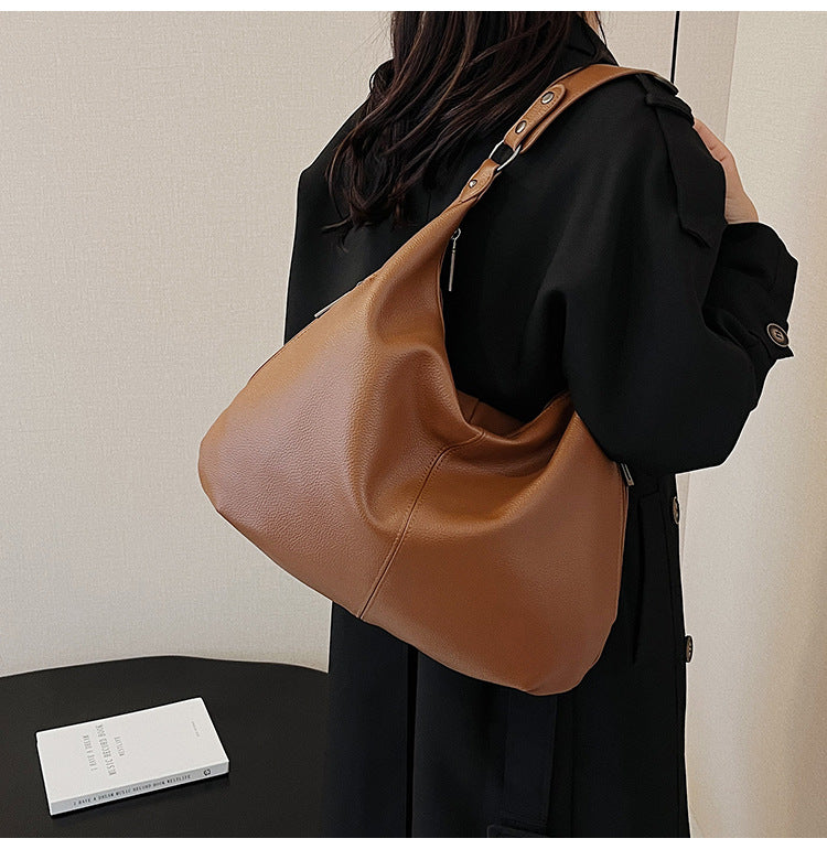 Schoudertas bruin leer met zwarte details zijweergave