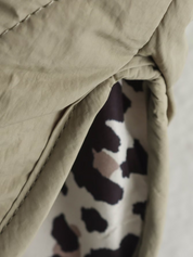 Jas luipaardprint beige met zwarte vlekken detailopname