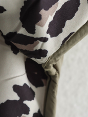 Jas luipaardprint wit met zwart detailopname