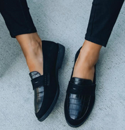 Leren loafers dames zwart met krokodillenprint vooraanzicht