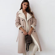Winterjas dames beige met witte bontkraag en zwarte knopen front view
