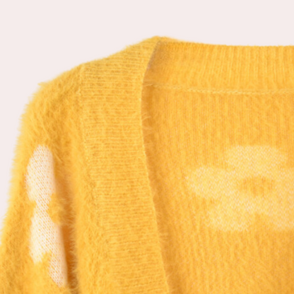 Gebreid vest geel met bloemenpatroon detailopname