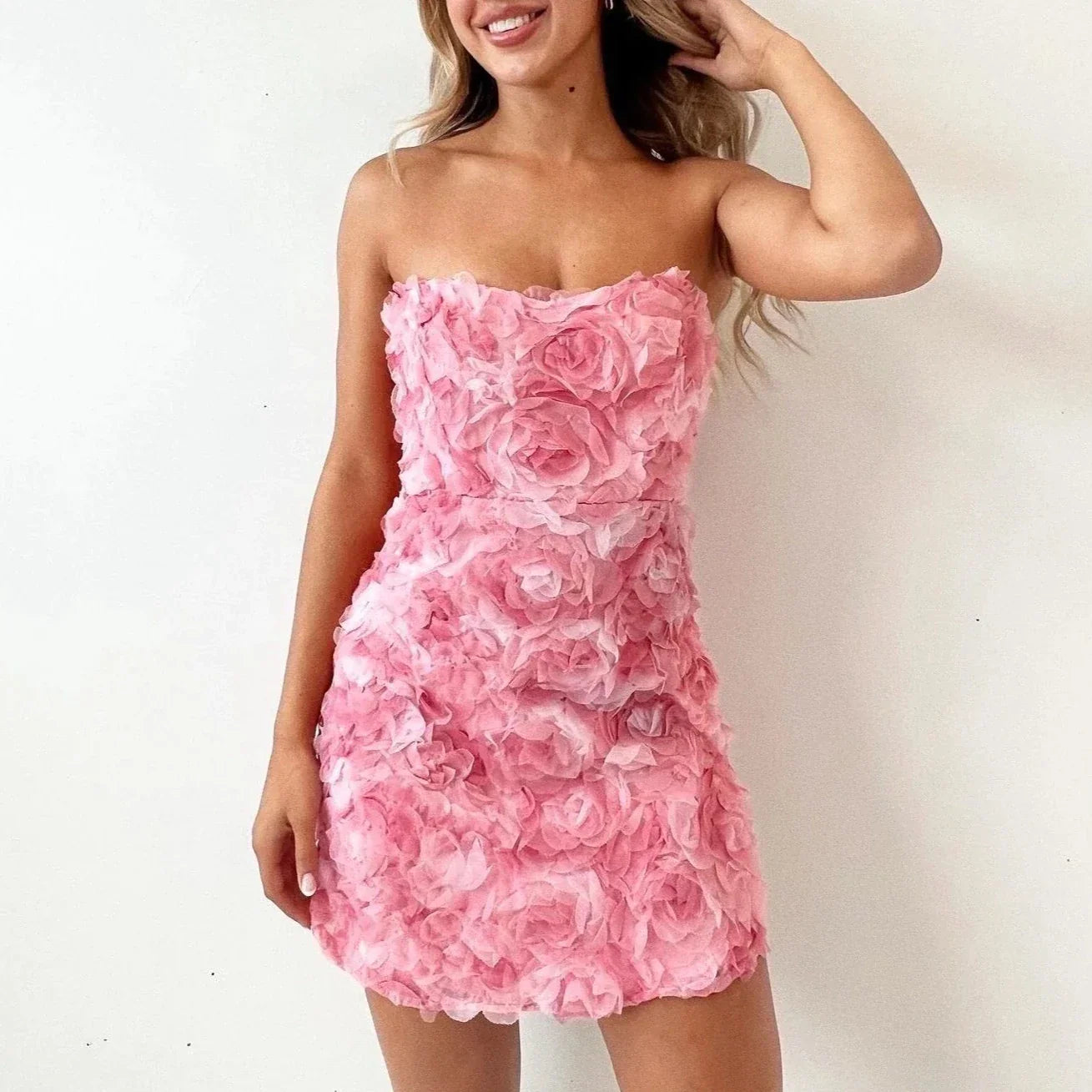 Strapless jurk roze bloemmotief zijprofiel