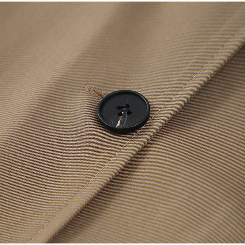 Winterjas beige met zwarte knoop detail shot