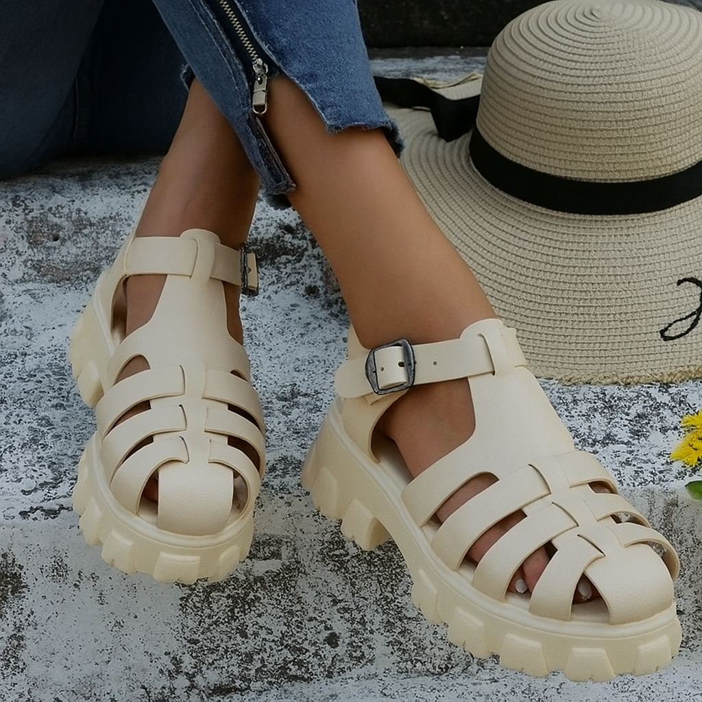 Sandalen beige met gesneden details en gesp vooraanzicht