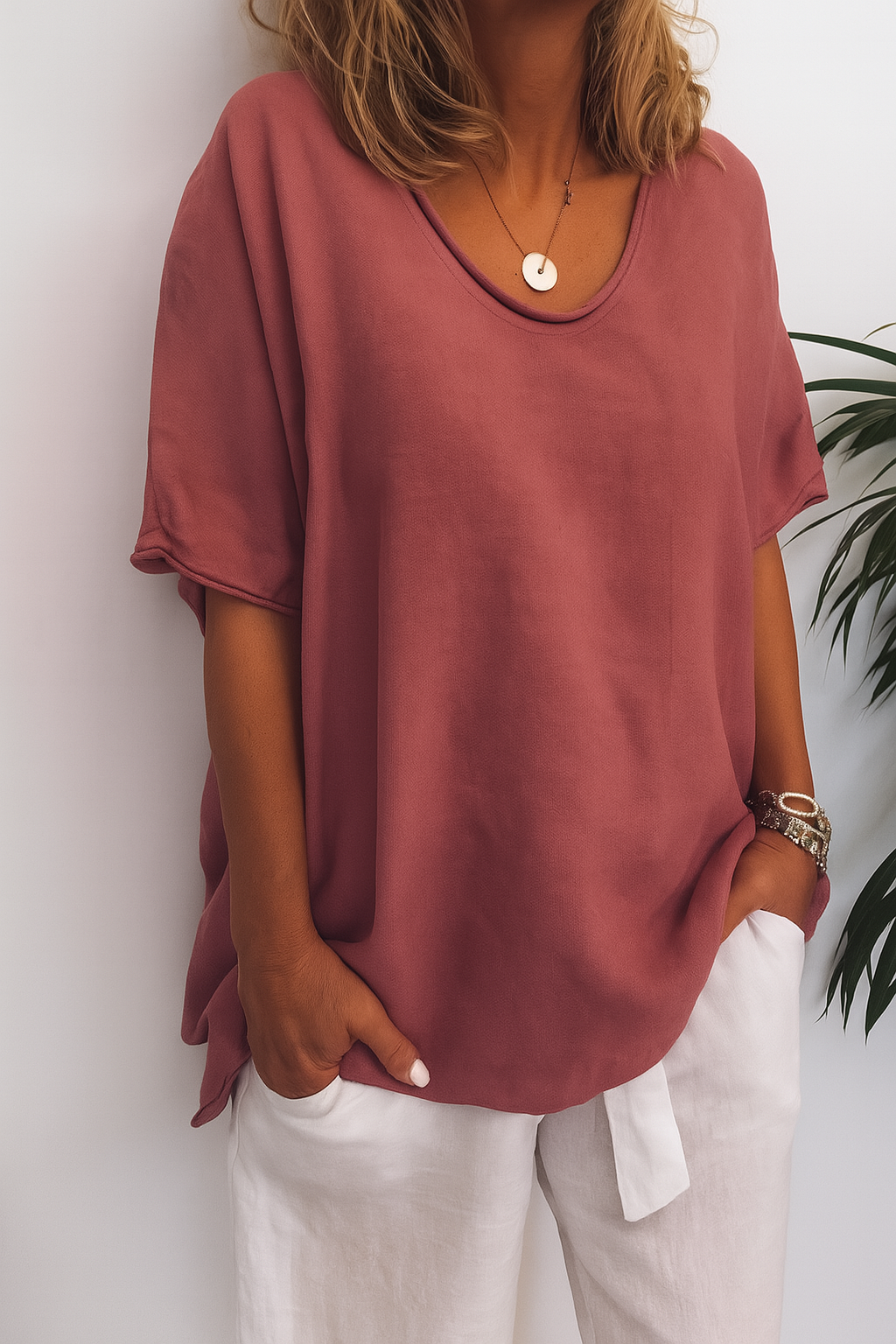 T-shirt rood linnen stof met diepe V-hals vooraanzicht