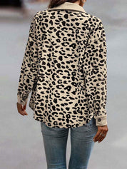 Damesjas leoprint beige met zwarte vlekken, zijprofiel