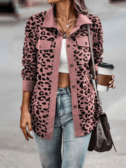 Damesjas leopardprint roze met knopen en zakken lifestyle shot
