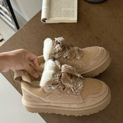 Dameslaarzen beige suède met witte vacht en strikken, front view