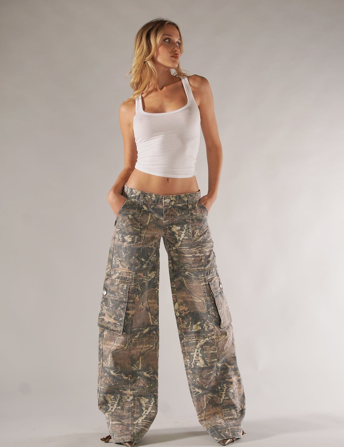 Cargo broek camouflage met zakken, zij profiel