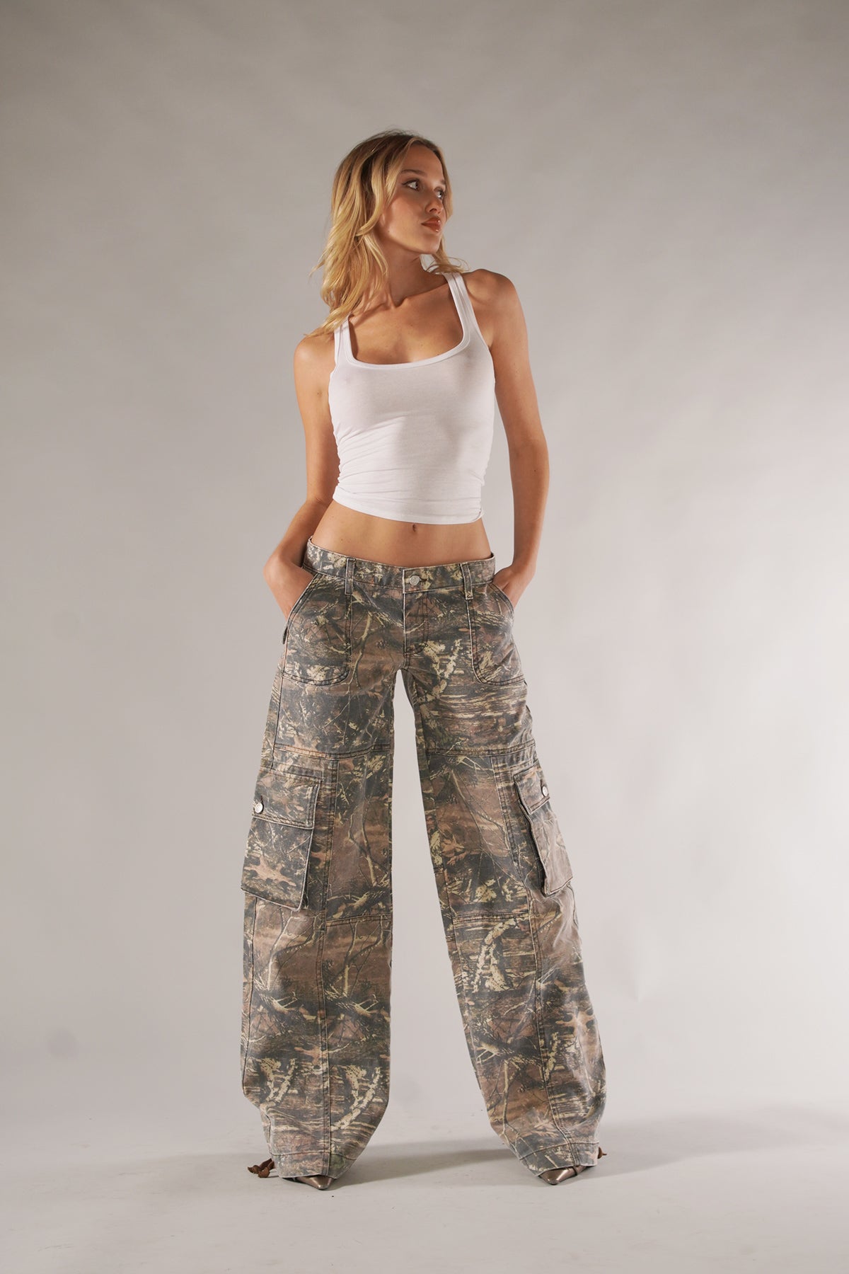 Cargo broek camouflage met zakken, zij profiel