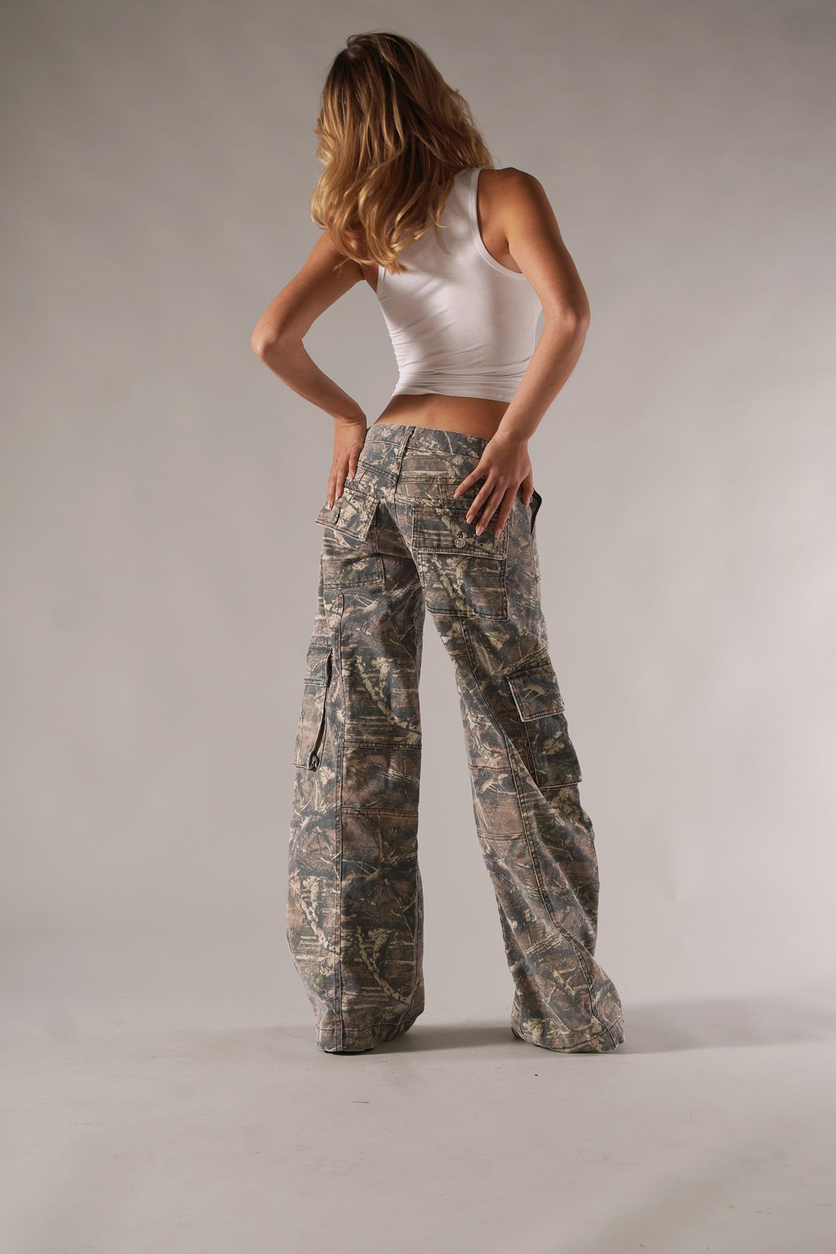 Camo cargo broek met zakken, rugzicht