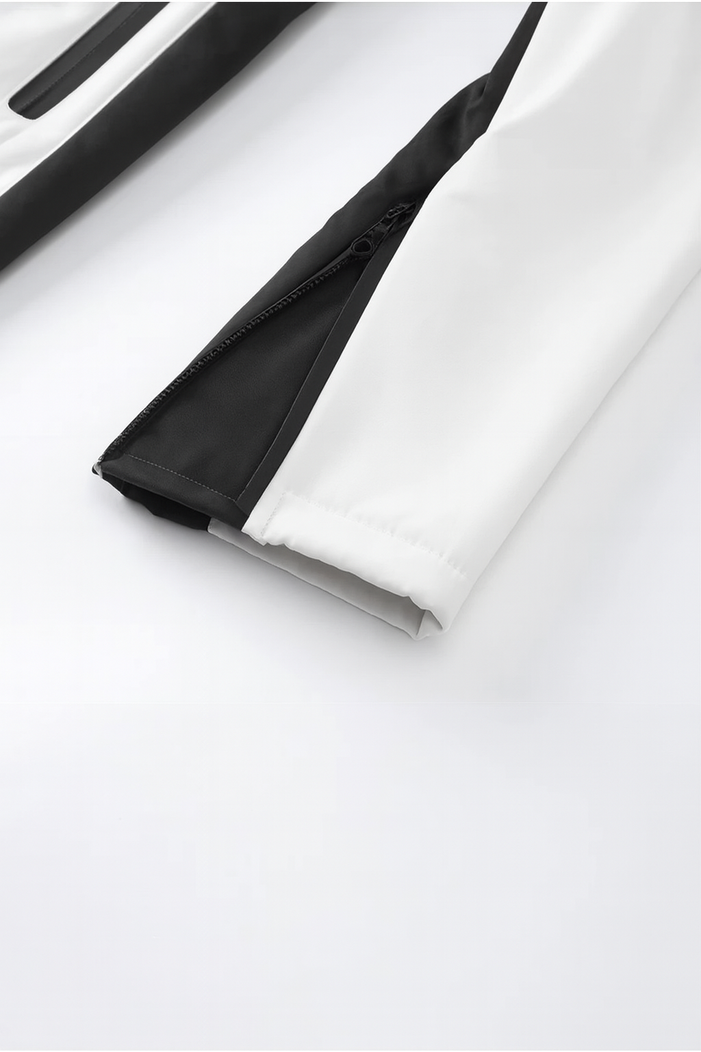 Ski jas wit met zwarte details zoom op rits