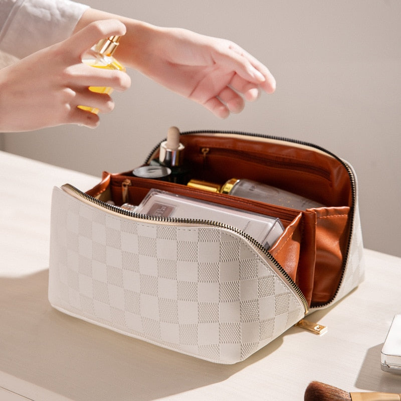 Make-up tas witte schaakpatroon met bruine inzet open voorbeeld