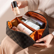Make-up tas zwart met oranje interieur, PU-leer, detail shot