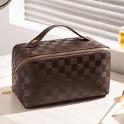 Make-up tas bruin met schaakpatroon, handvat en rits, bovenaanzicht