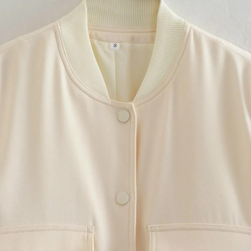 Bomberjack beige met knopen en zakken detail shot