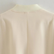 Bomberjack beige met witte kraag detailopname