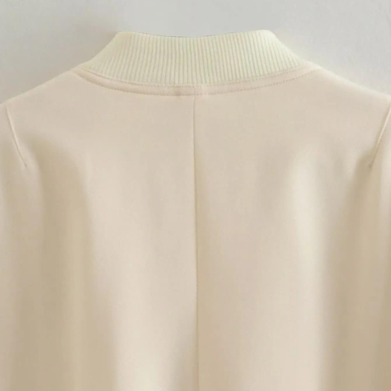 Bomberjack beige met witte kraag detailopname