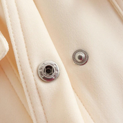 Bomberjack met zilveren knopen detail shot