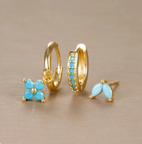 Oorbellen set goudkleurig met blauwe details detail shot