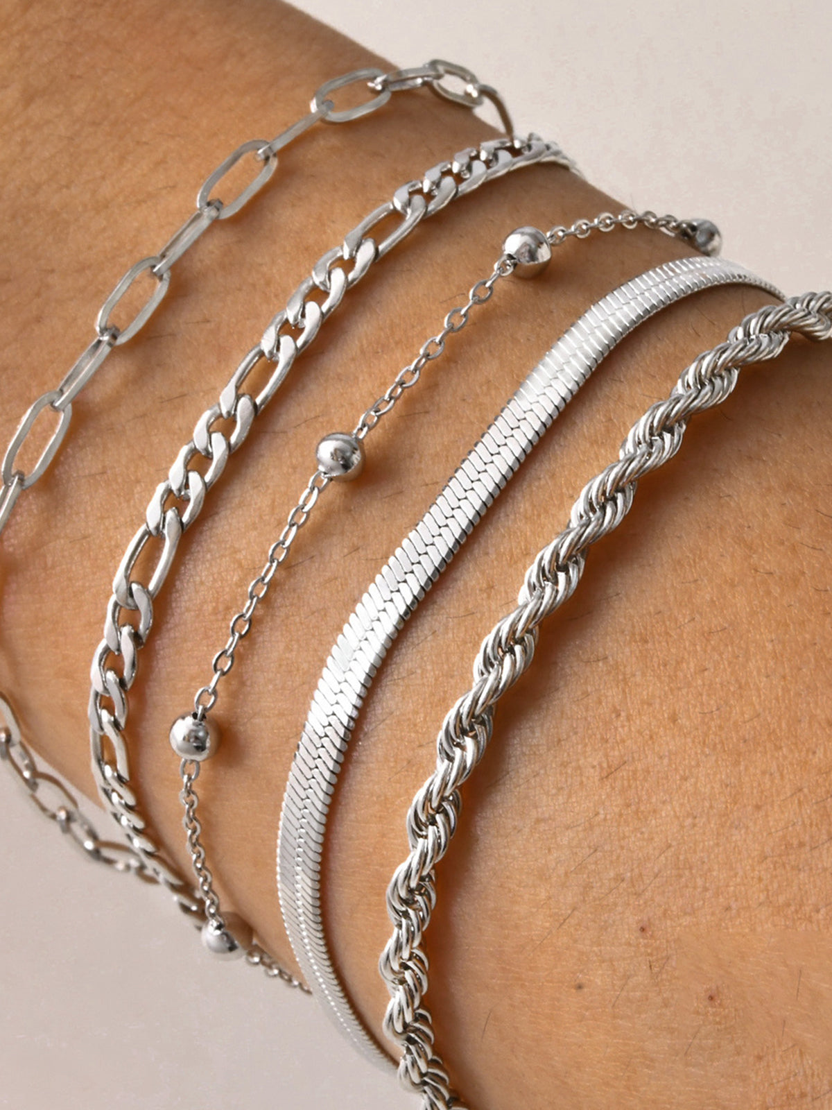 Armbanden set van 5 in titanium staal, verschillende patronen, detail shot