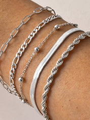 Armbanden set van 5 in titanium staal, verschillende patronen, detail shot